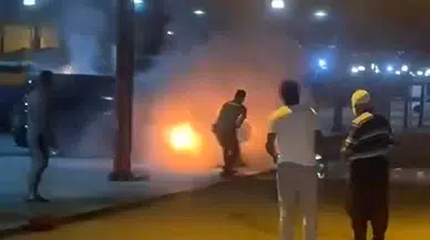 Otomobildeki yangına ilk müdahaleyi bekçi yaptı