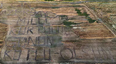 Azerbaycan'ın Milli Kurtuluş Günü'nü tarlaya yazdıkları yazıyla kutladılar
