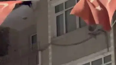 İstanbul - (Özel) Güngören'de DEAŞ operasyonunda 4'üncü kat balkonundan atlamaya çalışan kadını özel harekat kurtardı