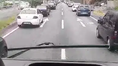 Otomobil refüjdeki beton direğe çarptı: Aynı aileden 4 yaralı (2)