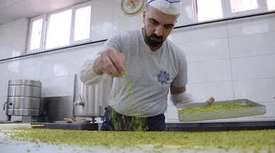 Diyarbakır’da tatlıcılar bayram nedeniyle çift vardiya çalışmaya başladı