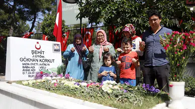 Antalya'da şehitlik ve mezarlıklarda ziyaretçi yoğunluğu