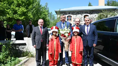 Erzurum Valisi Çiftçi, Dumlu İlkokulu Öğrencilerine Karne ve Kitap Hediye Etti