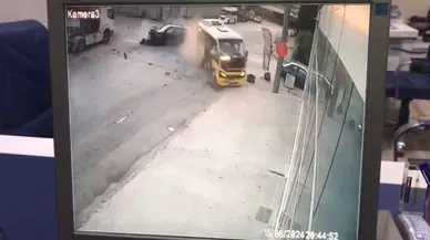 Bursa'da yolcu minibüsü ve otomobilin çarpıştığı kazada 10 kişi yaralandı; kaza anı kamerada