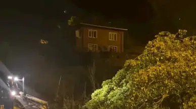 BARTIN’da kuvvetli rüzgar; ağaçlar yola devrildi (VİDEO EKLENDİ)