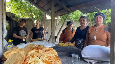 Hakkarili kadınlar, bayramda yardımlaşarak tandırda ekmek pişiriyor