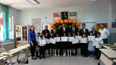 Artvin'de Öğrenciler Sevinçle Karne Aldı: Yaz Tatili Heyecanı Başladı!