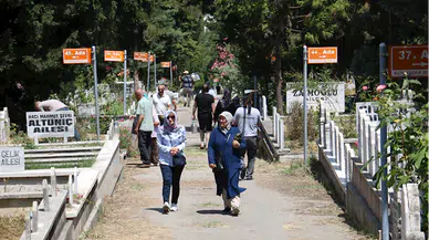 Samsun'da bayram arifesinde vatandaşlar mezarlık ziyaretinde bulundu 