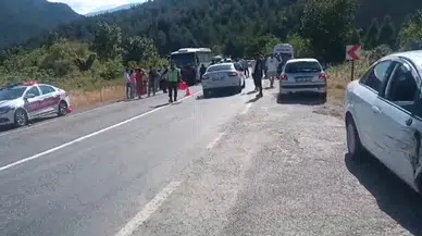 Otomobille çarpıştıktan sonra otobüsün altında kalan motosikletin sürücüsü öldü