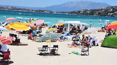 Bayramın ilk gününde Ilıca Plajı'nda yoğunluk