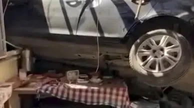 Evinde kahvaltı yaparken otomobilin altında kaldı