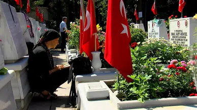 İstanbul - Edirnekapı Şehitliği’nde buruk bayram 