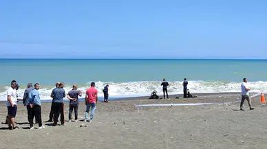 Düzce'de denizde boğulma tehlikesi geçiren 4 kişi kurtarıldı, kaybolan genç aranıyor