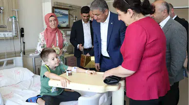 Vali Yavuz'dan hastalara ve huzurevindeki yaşlılara bayram ziyareti