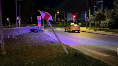 Motosiklet, viraj levhasına çarptı: 1'i ağır 2 yaralı