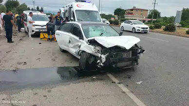 Arıza yapan otomobili için yol yardım aracı beklerken otomobil çarptı: 1 ölü, 4 yaralı