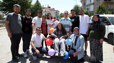 Futbol antrenörü ve sporcularından engelli Nurcan'a "en özel" bayram hediyesi