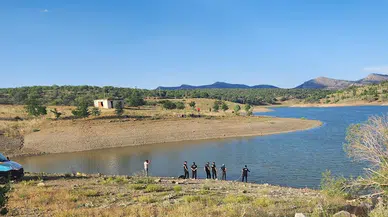 Serinlemek için girdiği gölette boğuldu 