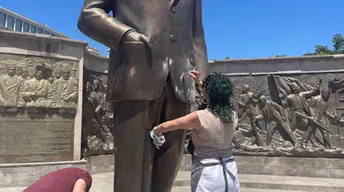 Atatürk Anıtı'na baltalı saldırı: 1'i kadın 2 gözaltı (2)