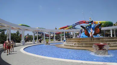 Nem ve sıcaktan bunalanların adresi tema park oldu