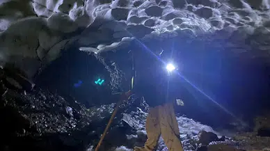 Kışın çığın altında kalan sulama kanalını açmak için seferber oldular