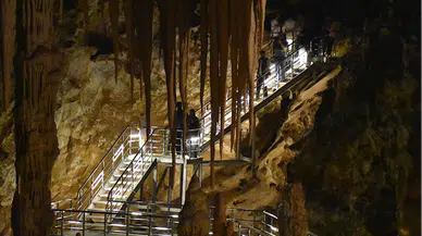 Kurban Bayramı'nı Gümüşhane'de geçirenler Karaca Mağarası'nı ziyaret ediyor