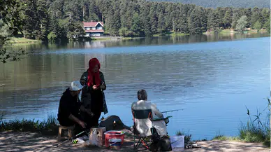 Bolu'da vatandaşlar bayram tatilini Gölcük Tabiat Parkı'nda dinlenerek geçirdi