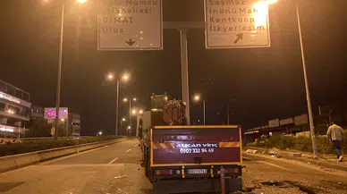 Ankara'da vinç yol tabelasına çarptı; 2 yaralı