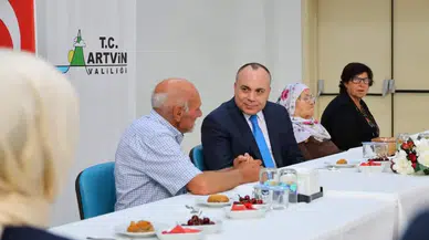 Vali Ünsal'dan Murgul Huzurevi'ne Bayram Ziyareti