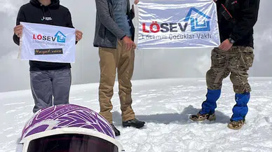 Lösemili çocukların flaması Azerbaycan'ın en yüksek zirvesinde