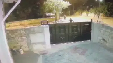 Husumetli olduğu kişinin evini basıp bıçakla yaraladı