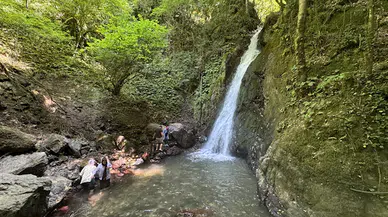 Bayram tatilini doğada ve denizde geçirmek isteyenler tabiat parklarını ve sahilleri doldurdu