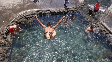 Diyarbakır'da çocuklar, tehlikeye aldırış etmeden süs havuzunda serinledi
