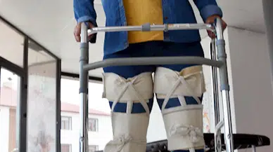 Doktorlar 'artık yürümezsin’ dedi, azmi ve fizik tedaviyle 15 yıl sonra ilk adımını attı