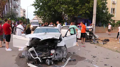 2 araç kafa kafaya çarpıştı, kazayı yara almadan atlatan çocuğuna sarıldı