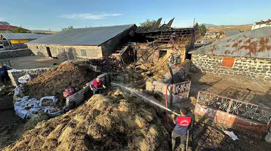 Elazığ'da patozdan sıçrayan alevler, ahır ve samanlığı yaktı