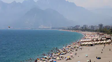 Konyaaltı Sahili’nde bayram tatili yoğunluğu