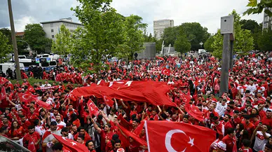 Türk taraftarlar, EURO 2024 coşkusunu yürüyüş etkinliğinde birlikte yaşadı