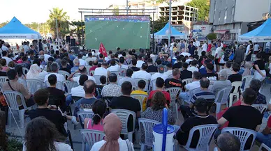  Marmaraerelisi’nde tatilciler, Türkiye-Gürcistan maçını sahilde izledi