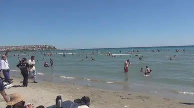 İstanbul- Silivri'de sıcak havadan bunalanlar plaja akın etti
