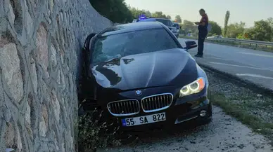 Amasya'da otomobil istinat duvarına çarptı, 1 kişi öldü, 4 kişi yaralandı