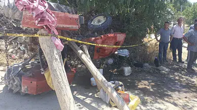 Devrilen traktörün sürücüsü öldü, eşi yaralandı 