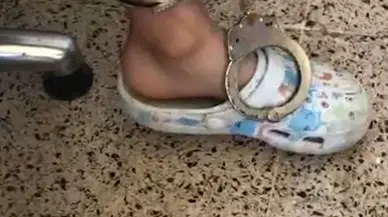 Elazığ'da ayak bileğine taktığı kelepçeyi, itfaiye keserek çıkardı