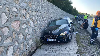 Otomobil istinat duvarına çarptı: 1 ölü, 4 yaralı