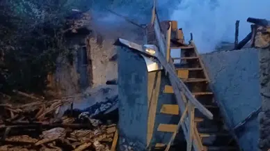 Şebinkarahisar'daki yangında ahşap ev kullanılamaz hale geldi