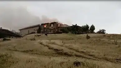 Yıldırım düşen evde yangın çıktı, fırtınadan çatılar uçtu