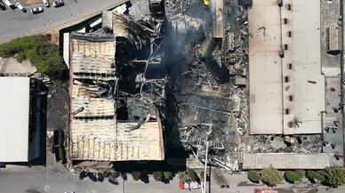 İstanbul- Tuzla'da yanan fabrika havadan görüntülendi 