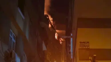 İstanbul-Kağıthane'de 5 katlı binanın çatısı alev alev yandı