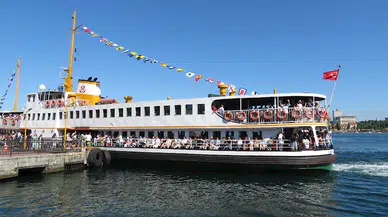 İstanbul- Kadıköy Adalar İskelesi'nde Bayram yoğunluğu; metrelerce kuyruk oluştu