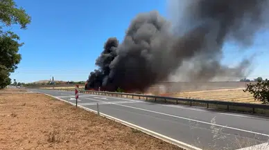 Seçimin yapıldığı Hilvan'a giden polisleri taşıyan midibüs yandı